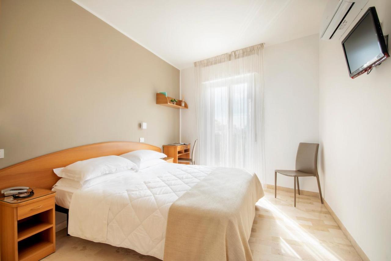Hotel Bernard San Benedetto del Tronto Esterno foto